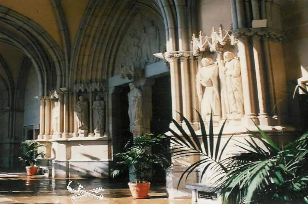 Escultura 12 Apóstoles en la Basílica de Tarrasa.